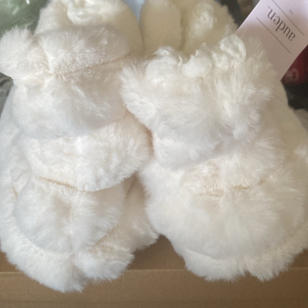 NWT Auden White Cream Plush Slippers - Picture 5 of 6